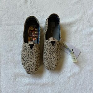 Tan and brown Snow leopard print Toms slip-on shoes Women's 8 loafers
